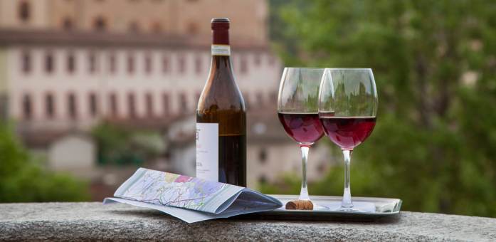 flaske barolo 2017 med to vinglas